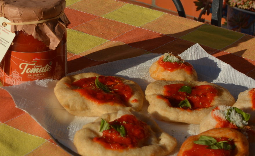 Recipe of “pizza fritta” (fried pizza) with the ancient tomato RE FIASCONE